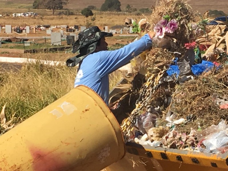 Secretaria de Obras segue com trabalhos de limpeza nos cemitérios do Município