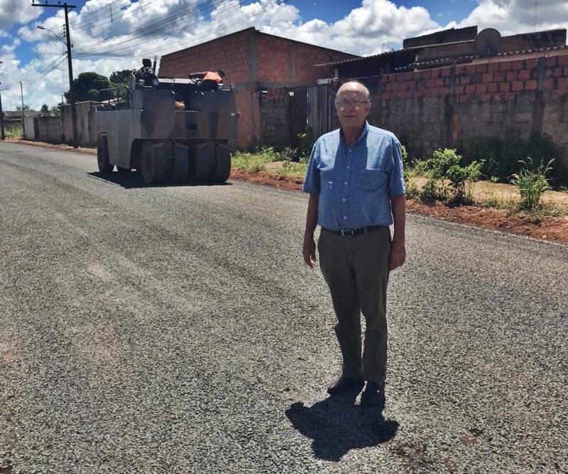 Prefeitura de Araguari acompanha “in loco” as obras de asfaltamento do Bairro Vieno