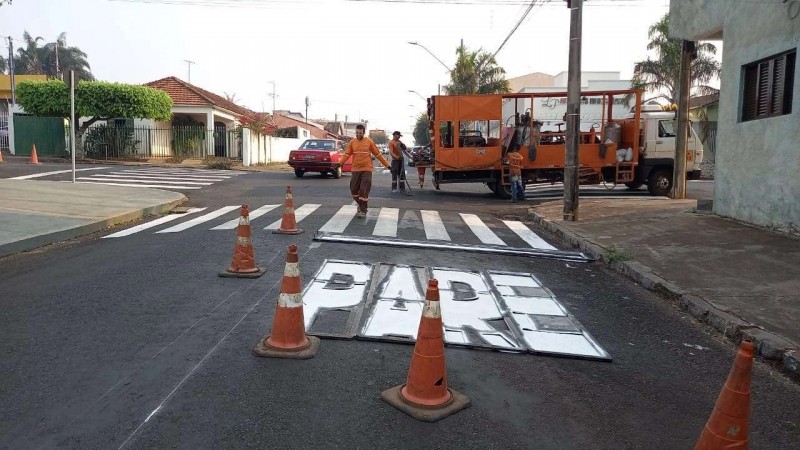 Secretaria de Trânsito segue recuperando a sinalização nas vias públicas do município