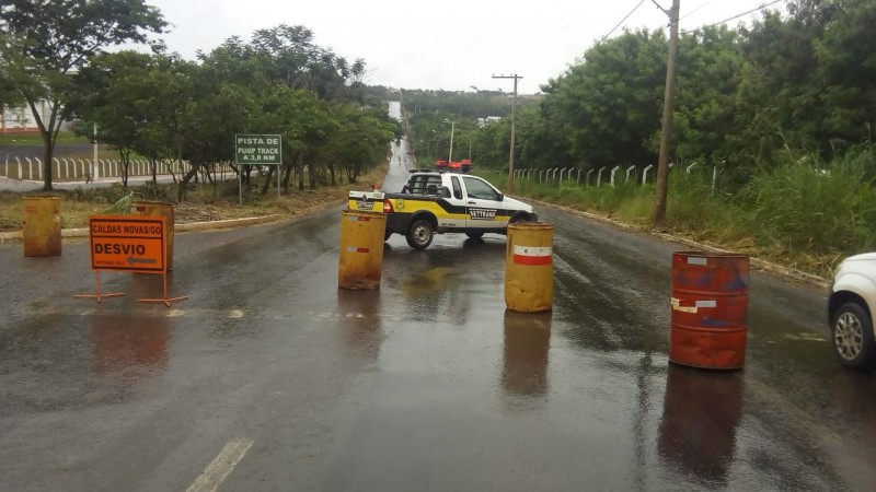 Prefeitura de Araguari interditou o transito próximo à ponte da Avenida Teodoreto Veloso de Carvalho para ligação de tubulação da ETE.