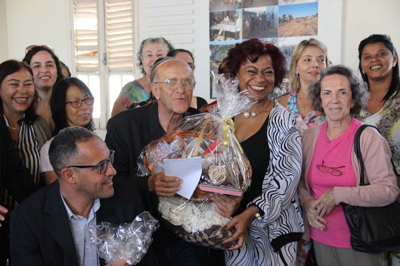 Artesãs Araguarinas homenageiam Prefeitura Municipal de Araguari