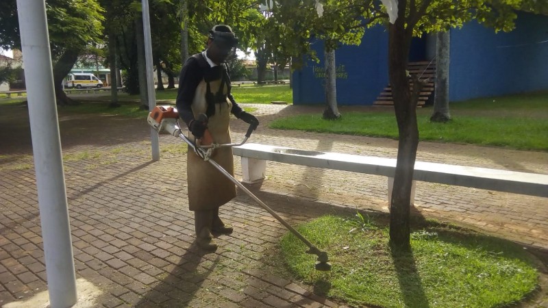 Av. Conélia Rodrigues da Cunha e Praça Getúlio Vargas passam por limpeza atendendo ao cronograma da Secretaria de Serviços Urbanos