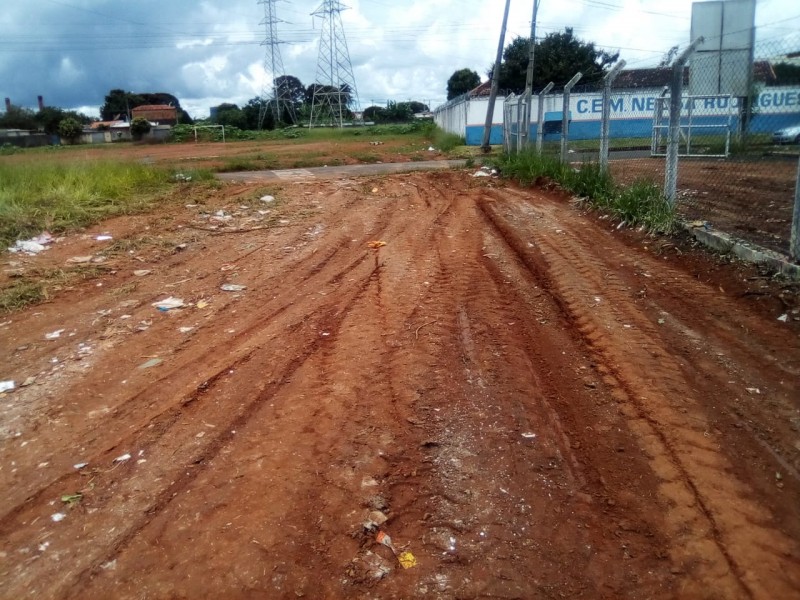 Prefeitura limpa área próxima a URPV do Bairro de Fátima