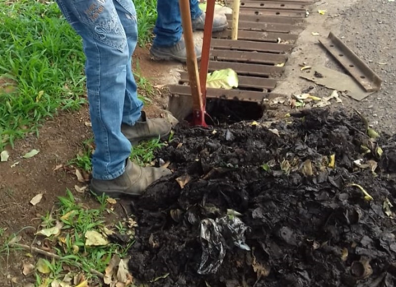 Prefeitura de Araguari promove limpeza de bueiros do Bairro Milenium