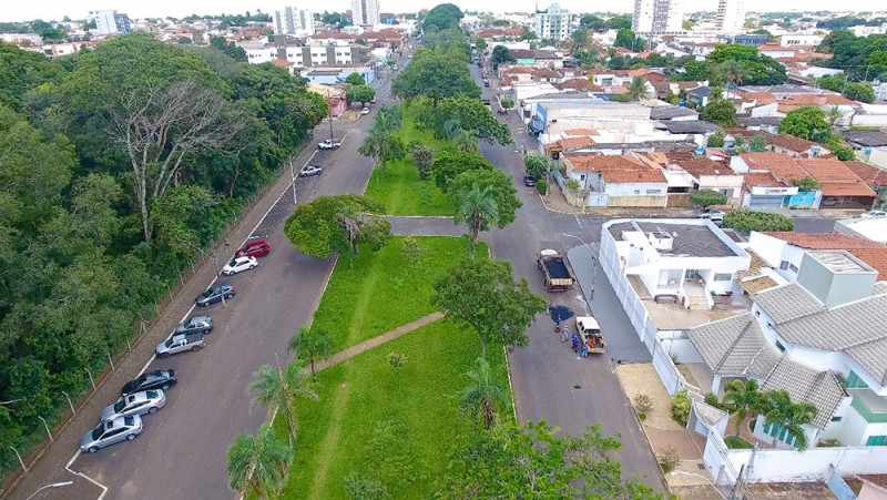 Em Araguari, Avenida Minas Gerais é contemplada com operação tapa buracos.