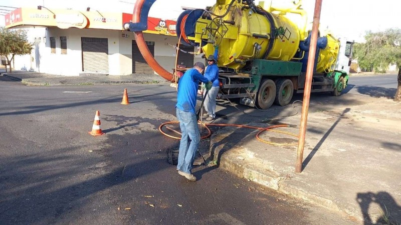 Prefeitura de Araguari continua realizando a limpeza dos bueiros nas vias do município