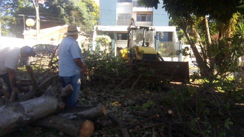 Prefeitura de Araguari trabalha na limpeza da cidade