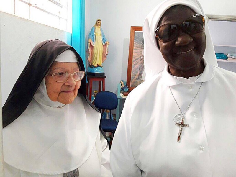 Eunice Mendes visita irmãs do Mosteiro da Medalha Milagrosa