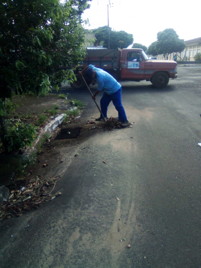 Prefeitura promove limpeza nas proximidades dos bueiros de ruas e avenidas