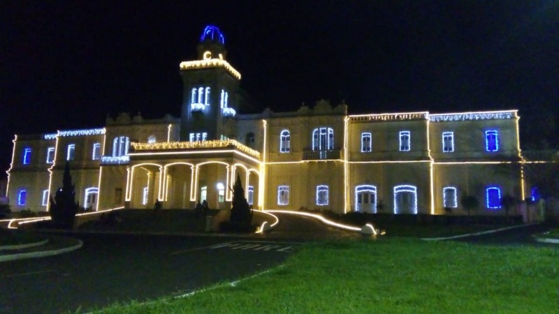 Prefeitura de Araguari finaliza a instalação da iluminação de Natal