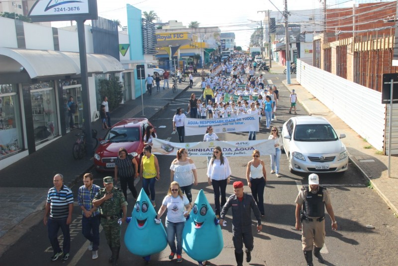 A Prefeitura de Araguari através da Secretaria de Educação realizou hoje, (22), a Caminhada em comemoração ao Dia Mundial da Água. O evento é uma ação relevante, que acontece há 22 anos em Araguari e faz parte do Programa de Educação Ambiental Gira Sol.