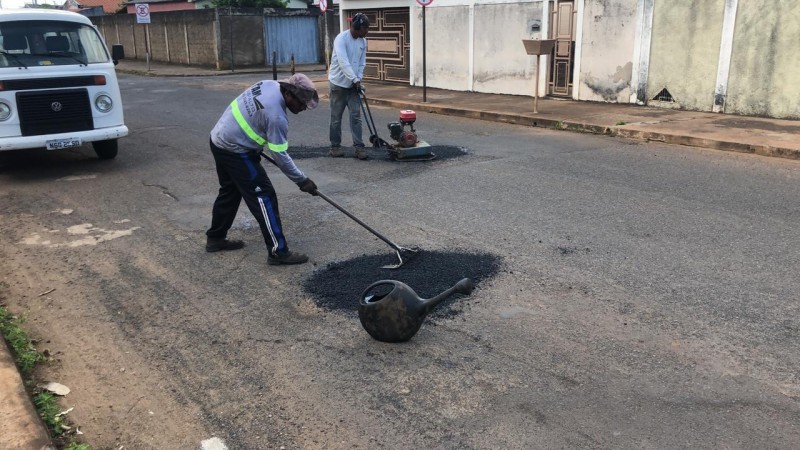 Prefeitura segue realizando os serviços de tapa-buracos nas vias públicas