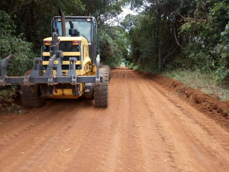 Secretaria de Obras continua com as ações de manutenção de estradas em vários pontos da zona rural