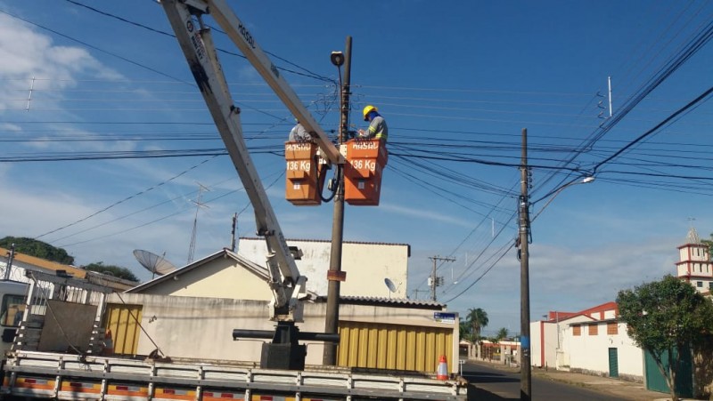 Bairros já estão recebendo os serviços de troca de lâmpadas