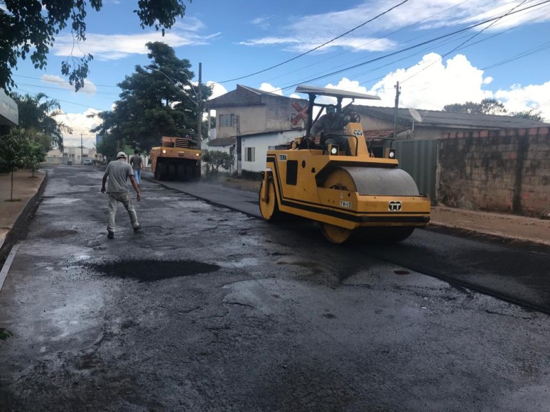 Recapeamento asfáltico da Rua Jaime Araújo é iniciado pela Prefeitura de Araguari