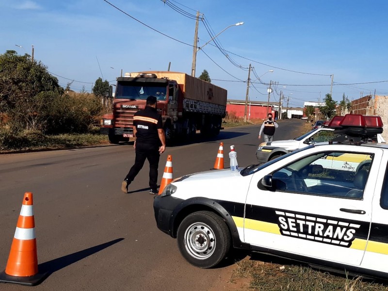 Settrans realiza blitz fiscalizando motoristas de carretas que trafegam de forma irregular no Bairro Novo Horizonte 