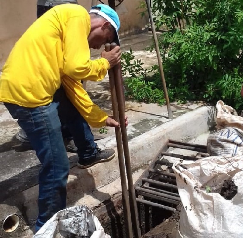 Prefeitura continua a limpeza dos bueiros no município, agora atendendo aos residenciais.