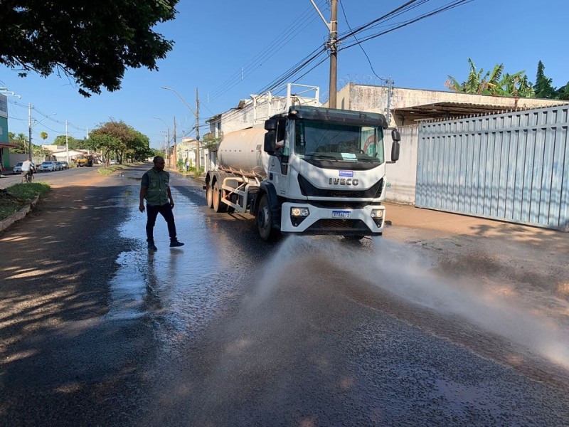 Trecho da Avenida Batalhão Mauá passa por limpeza