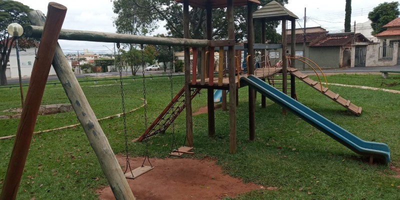 Prefeitura de Araguari realiza reparos nos parques infantis das praças públicas