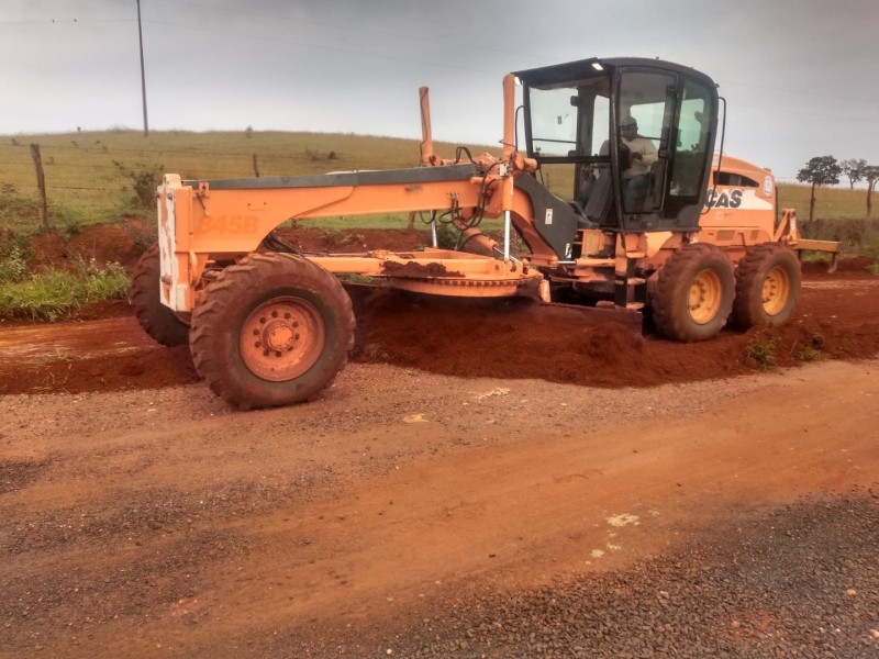 Com tempo seco e sol forte, secretaria de Obras avança na manutenção das estradas rurais