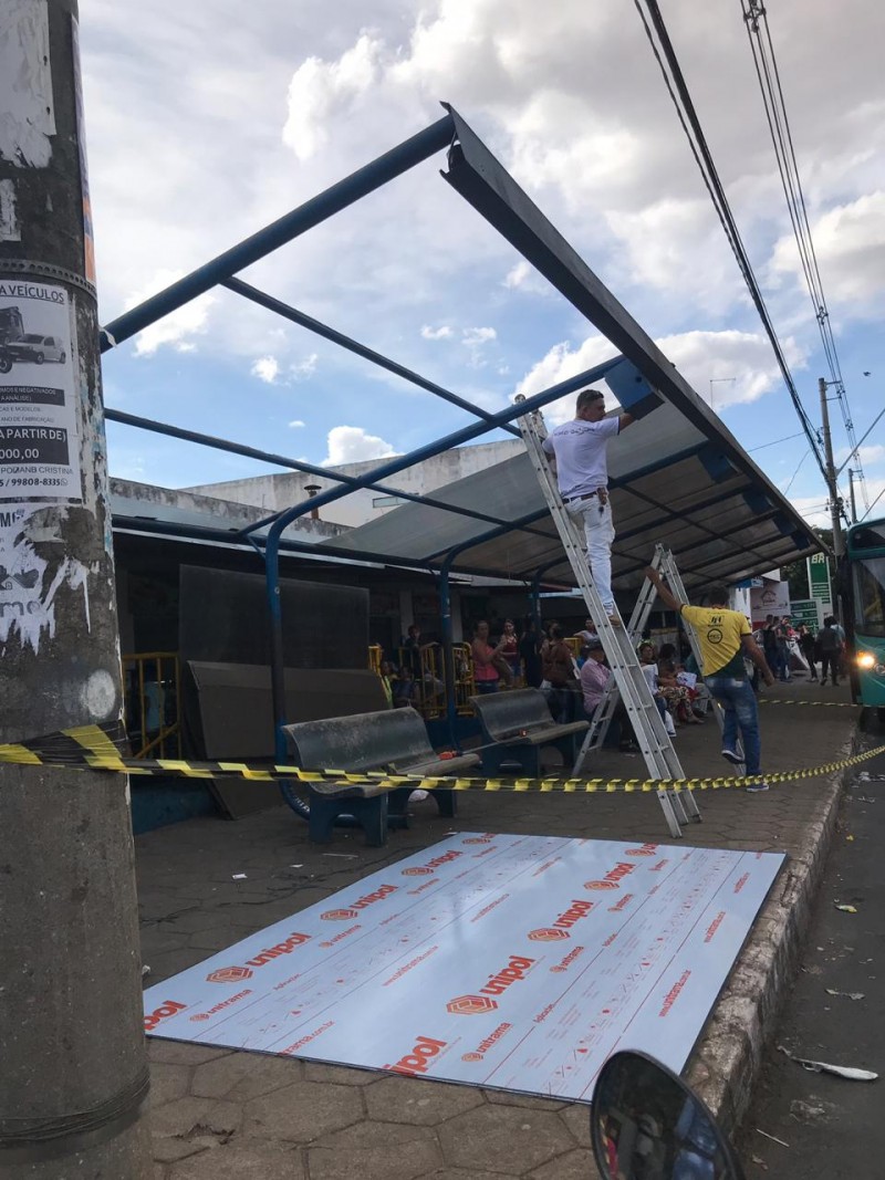 Secretaria de Trânsito faz reposição da cobertura do ponto de ônibus do Mercado Municipal