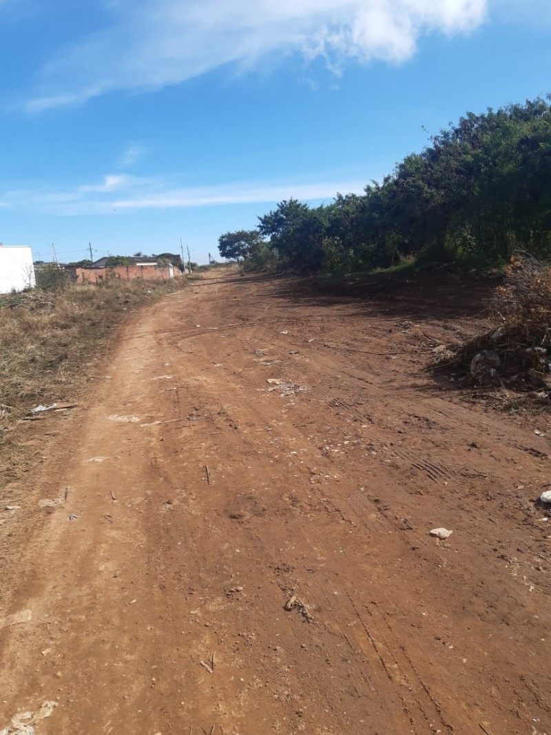 Prefeitura promove a limpeza de via usada em descarte irregular de lixo no Bairro Goiás