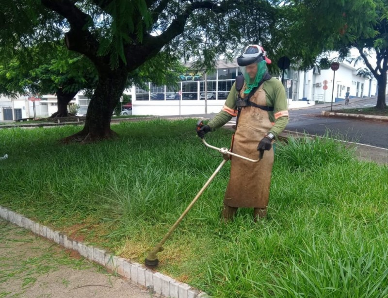 Prefeitura de Araguari segue com trabalhos de limpeza com restrições e respeitando as determinações dos órgãos de saúde