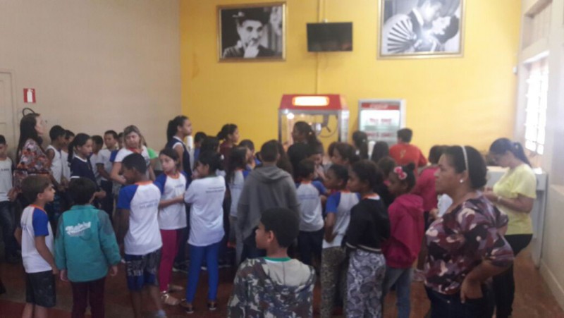 Cerca de 2.500 crianças vão ao cinema em Araguari
