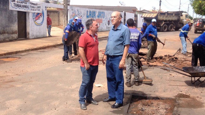 ​​Com mais um dia de sol, Prefeitura de Araguari realiza mais uma etapa de tapa-buraco