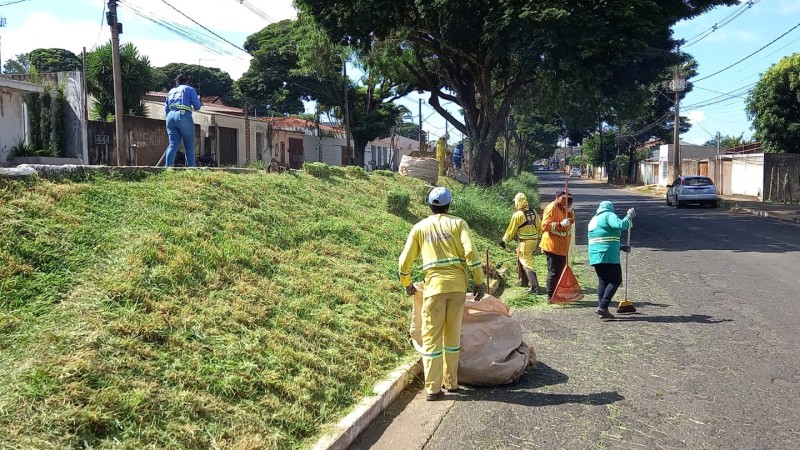 Serviços de limpeza estão em ritmo acelerado em Araguari