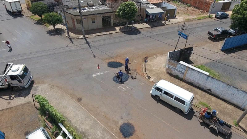 Importantes bairros de Araguari recebem operação tapa buracos nesta segunda-feira