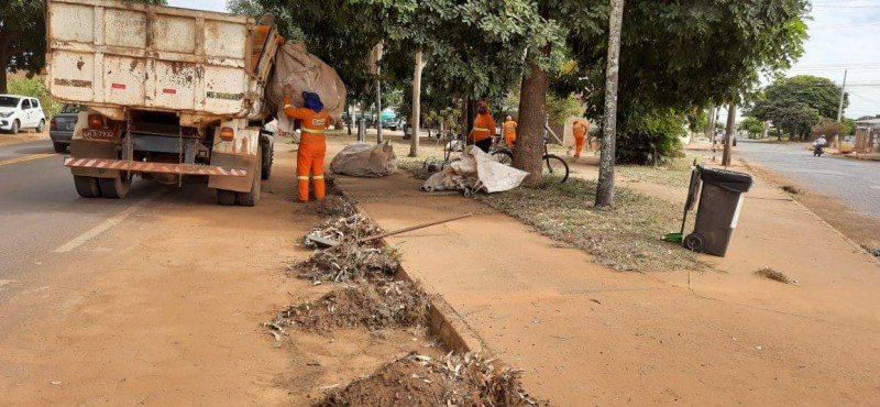 Secretaria de Serviços Urbanos atua na limpeza das áreas as margens de linha férrea na saída para Amanhece