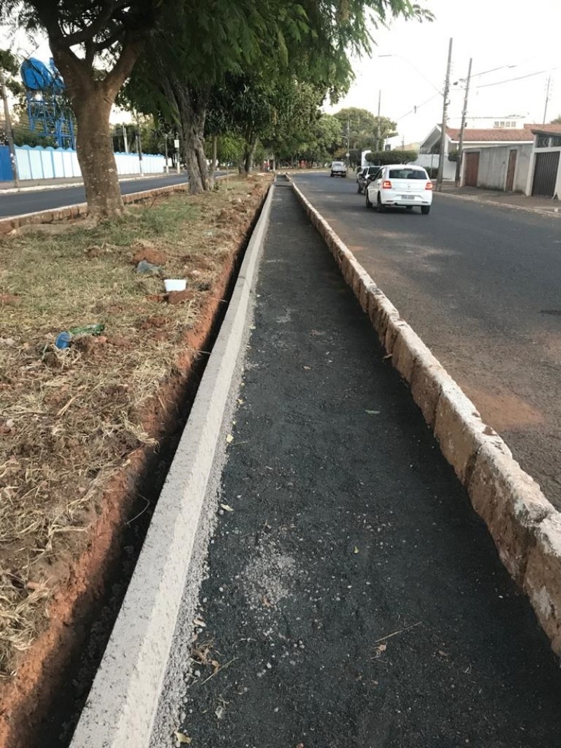 Prefeitura realiza construção da ciclovia na avenida Cornélia Rodrigues da Cunha, no bairro Jóquei Clube