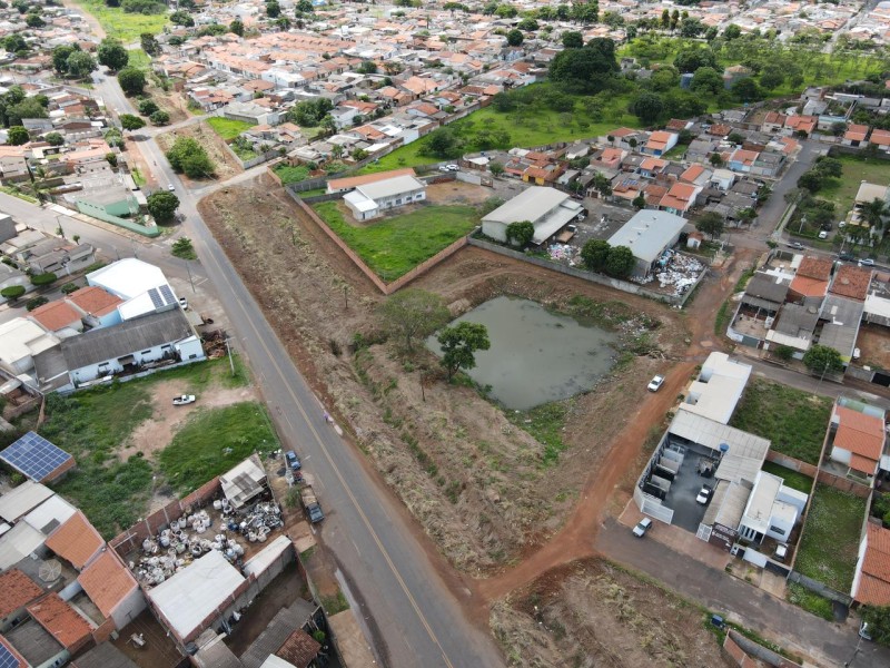 Empresa realiza limpeza nos pontos em que haverá as obras de drenagem nos Bairros Jóquei Club e adjacentes.