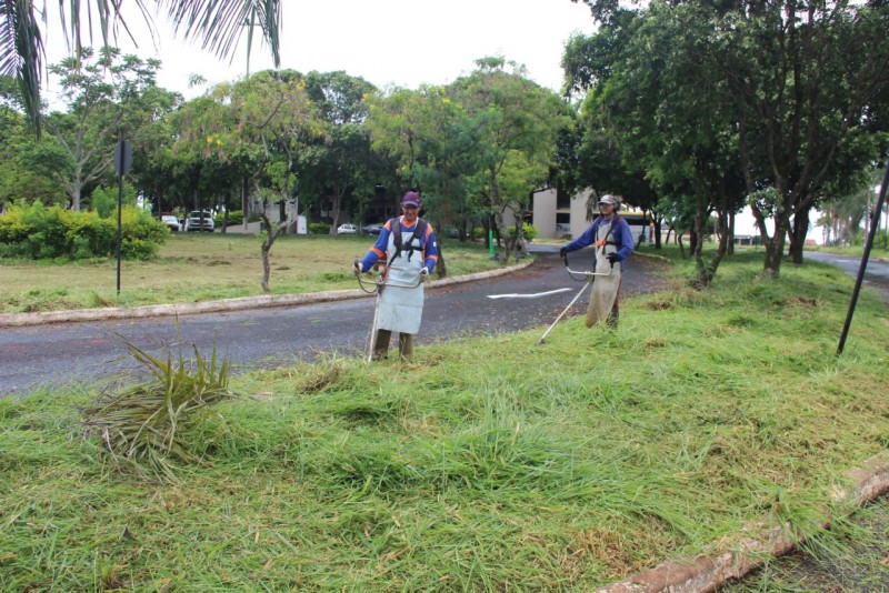 Limpeza de ruas  continua em todo cidade