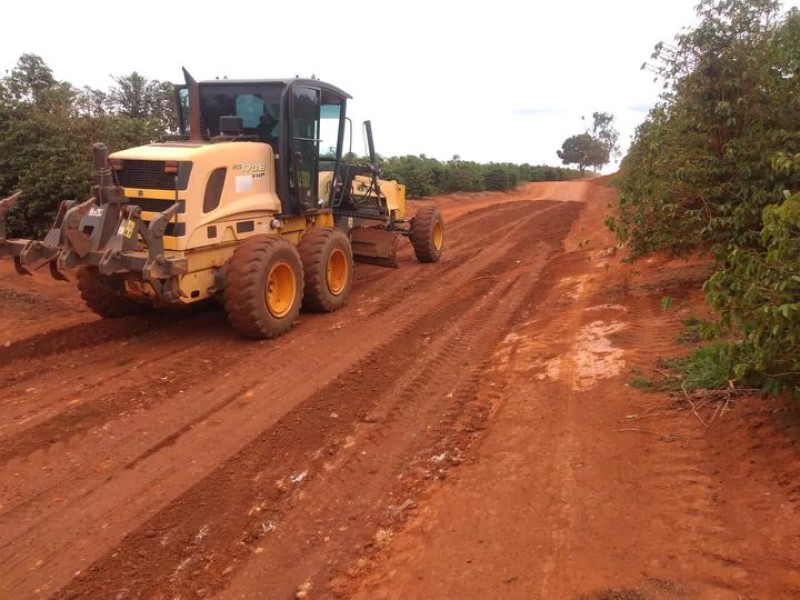 Estradas rurais recebem manutenção na Zona Rural do município