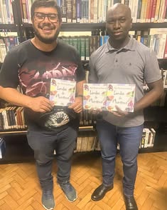 Presidente da FAEC recebe doação de livro para Biblioteca Pública. 