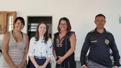 Juíza e Comissário de Menores inspecionam Centro de Convivência em Minas Gerais. Equipe demonstra compromisso com qualidade no atendimento aos menores em conflito com a lei. Projetos e parcerias serão elaborados para melhorar assistência, conforme previst