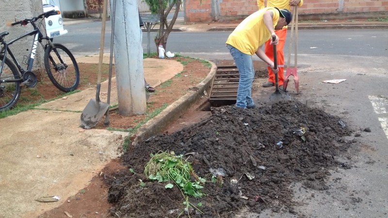 Prefeitura continua com os trabalhos de desobstrução dos bueiros em Araguari