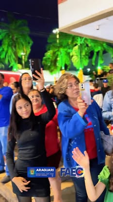 Caravana do Papai Noel encanta crianças e adultos, trazendo magia e alegria para o Natal. Com momentos inesquecíveis, a celebração deixou sua marca e fez a data brilhar ainda mais. Qual é a sua lembrança mais especial de Natal?