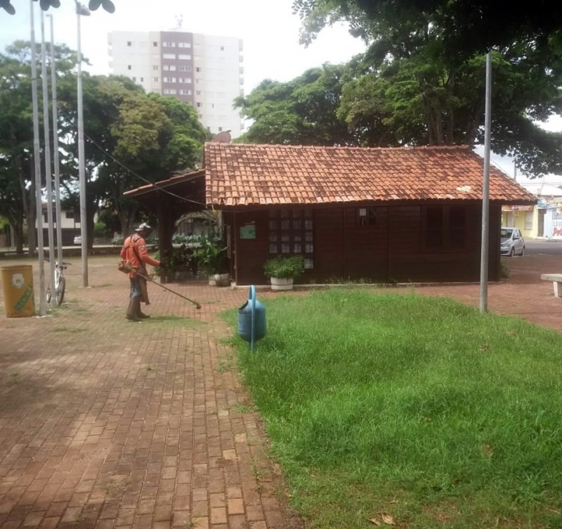 Prefeitura intensifica serviços de limpeza em logradouros públicos