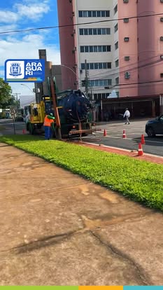 Descarte irregular de lixo pode causar alagamentos! Equipe trabalha na limpeza dos bueiros para evitar transtornos. Ajude: não jogue lixo nas ruas! Vamos manter a cidade limpa e segura juntos! Compartilhe essa ideia! #CidadeLimpa #TodosPorUmaCidadeMelhor 