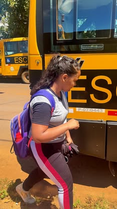 Mais de mil alunos da zona rural de Araguari são transportados diariamente para a escola por uma frota de 57 veículos Mahuas, reconhecidos por sua segurança. A Prefeitura investe no acesso à educação, promovendo um futuro melhor para todos.