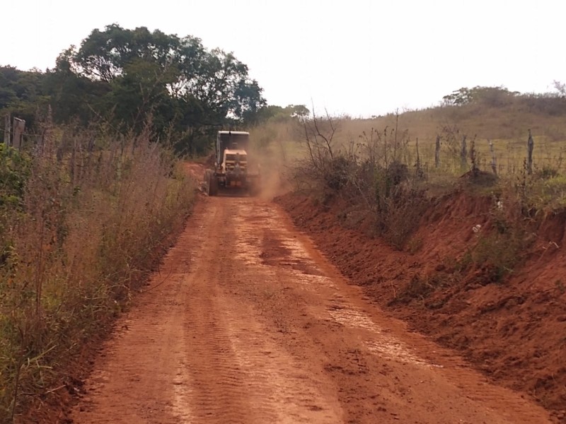 Estradas rurais seguem recebendo manutenção por parte da secretaria de Obras