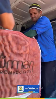 Banco de Alimentos distribui 3 toneladas de batata para instituições de caridade em Araguari. Ação solidária garante alimento e esperança para famílias carentes. Parceria entre Prefeitura, igrejas e sociedade civil fortalece combate à fome na cidade. #Sol