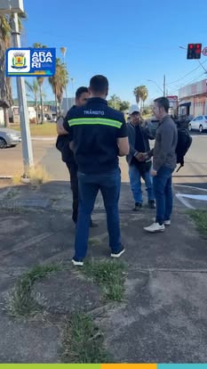 Prefeitura de Araguari melhora mobilidade urbana e segurança no trânsito com manutenção e sincronização de semáforos na Avenida Coronel Theodolino. Medida visa garantir fluidez, segurança e eficiência no tráfego, reforçando compromisso com uma cidade mais
