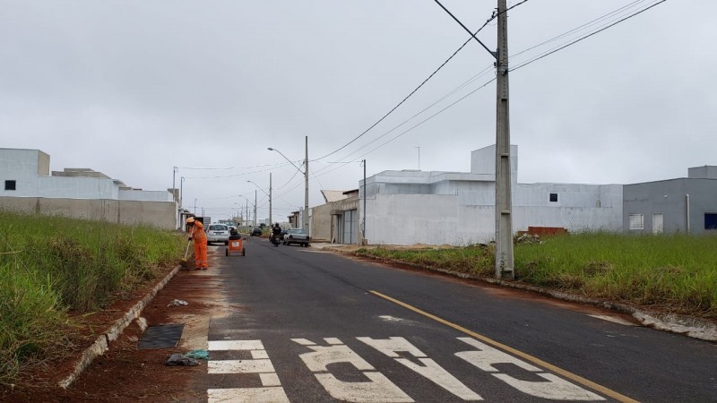 Prefeitura de Araguari intensifica limpeza e capina nos canteiros das avenidas da cidade