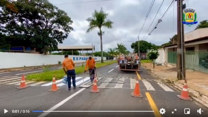 A Prefeitura de Araguari, por meio da Secretaria de Trânsito, Transporte e Mobilidade Urbana executa a sinalização estratigráfica com as demarcações da Av. Bahia.