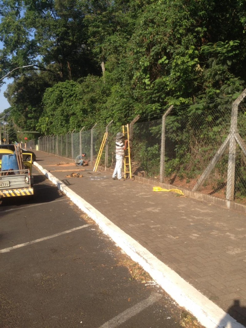 Prefeitura de Araguari realiza reparos no alambrados que cerca do Bosque John Kennedy