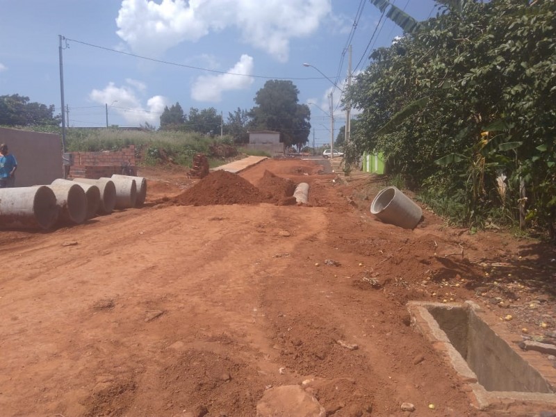 Prefeitura segue com as obras de galerias pluviais na Rua abolição no Bairro do Bosque